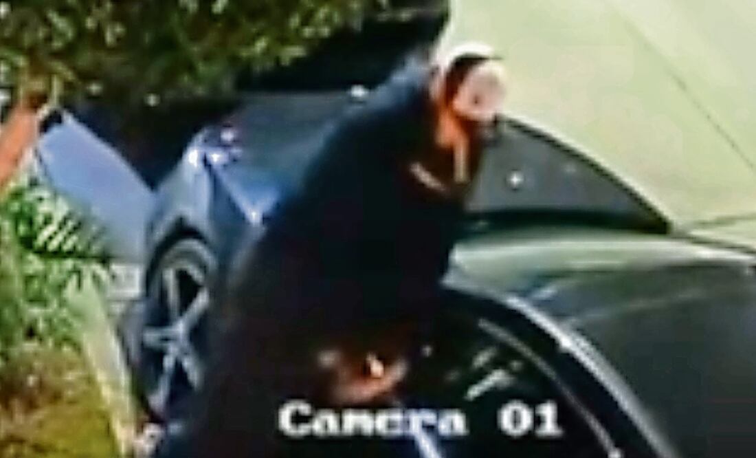 Una cámara de seguridad captó a un sujeto mientras robaba los espejos de un vehículo en calles de Ciudad Satélite, la madrugada del sábado. Foto: Especial