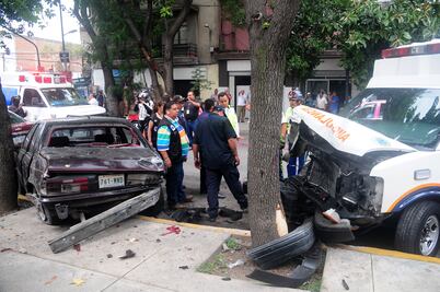Choca ambulancia contra 3 autos; hay 4 heridos
