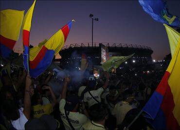 Barristas atacan durante el Clásico a personal de staff del Estadio Azteca