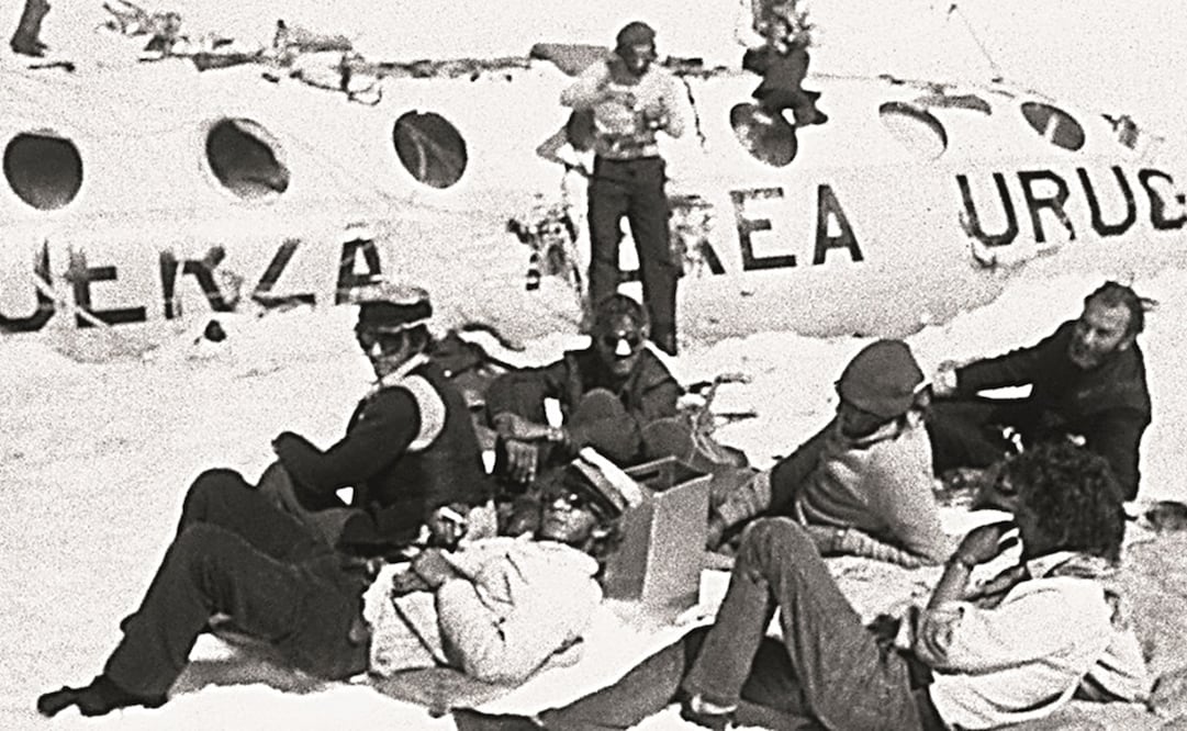 Uruguayos sobrevivientes del accidente del avión de la Fuerza Aérea de Uruguay en 1972 permanecen junto a los restos de la nave, en los Andes de Argentina.