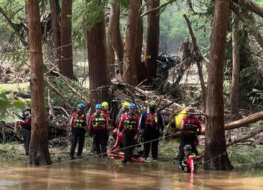 Rescatistas de Coahuila participan en labores de rescate tras inundaciones en Texas; han recuperado un cuerpo