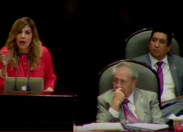 Diputada regala mosquito transmisor del dengue a secretario de Salud