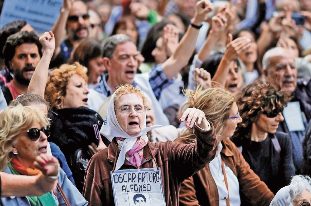 Aniversario 43. Decenas de argentinos se concentraron en la Plaza de Mayo, donde exigieron justicia por las víctimas de la dictadura de 1976. Foto: AGUSTÍN MARCARIAN. REUTERS