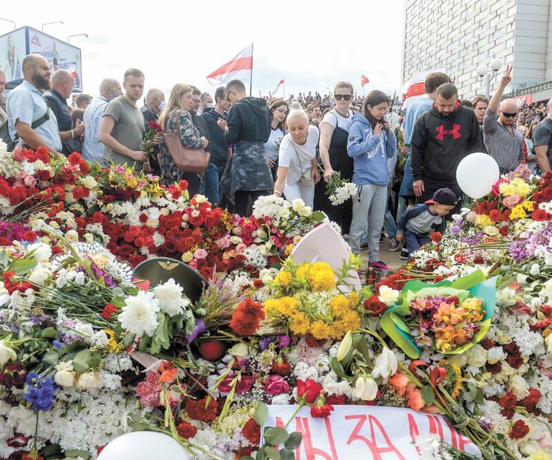 Cientos de bielorrusos acudieron ayer al funeral de un manifestante que falleció durante las protestas, en Minsk. Foto: YAUHEN YERCHAK. EFE