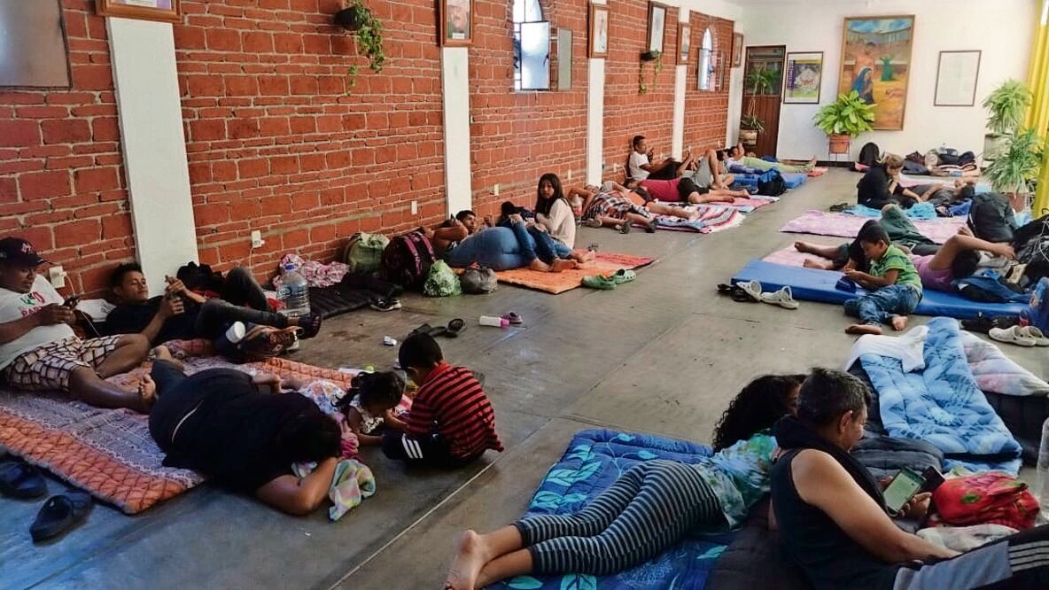 Extranjeros buscan un espacio dónde descansar, bañarse y comer para seguir su recorrido hacia Estados Unidos, y Oaxaca es un camino obligado. Foto: Mario Arturo Martínez / EL UNIVERSAL