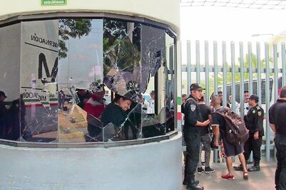 Migrantes chocan con guardias en estación