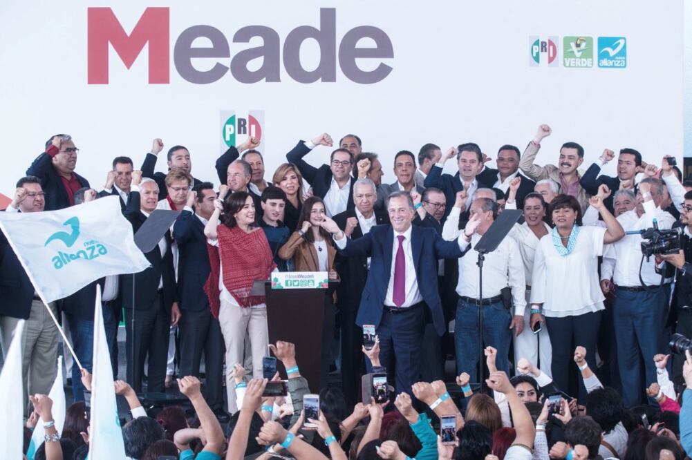 En una ceremonia, cuadros del PRI, PVEM y NA se unieron para apoyar la solicitud de Registro de José Antonio Meade ante el INE. (GERMÁN ESPINOSA. EL UNIVERSAL)