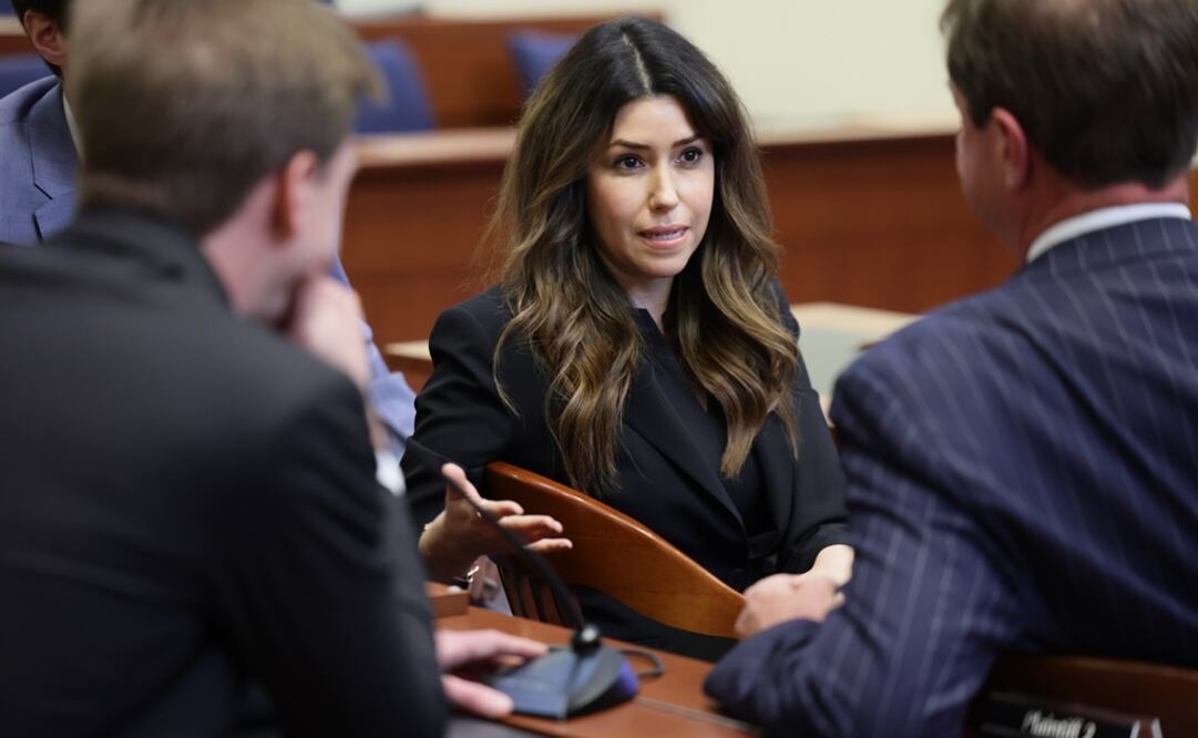 Los abogados de Johnny Depp, Benjamin Chew y Camille Vasquez, hablan ante el veredicto del jurado en el juicio por difamación civil de Depp. Foto: EFE 