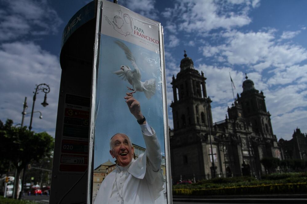 En la plancha del Zócalo capitalino, trabajadores realizan los preparativos para la visita del Papa Francisco. Foto: Cuartoscuro.com