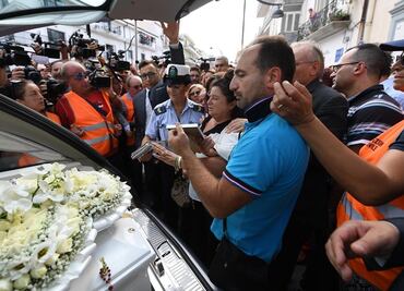 Madre en Italia pide respetar dignidad de su hija tras suicidio