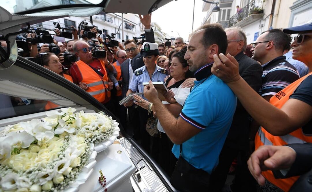 Aspectos de los funerales de la joven de 31 años. /AP