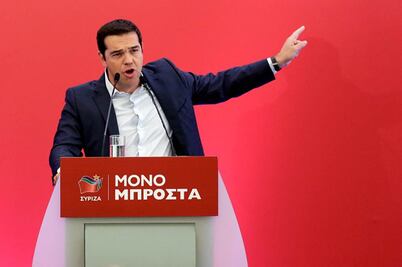 Tsipras defiende rescate; evitó "suicidio colectivo" griego