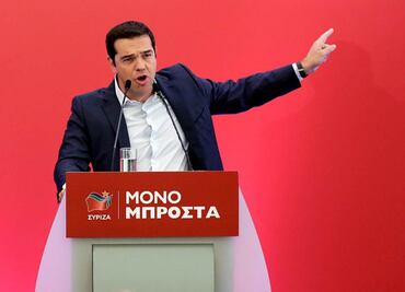 Tsipras defiende rescate; evitó "suicidio colectivo" griego