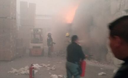 Laboran bomberos para sofocar incendio en fábrica de Cuautitlán