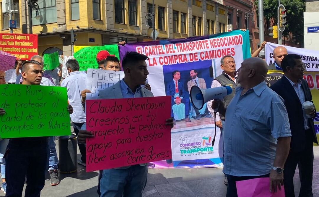 Manifestantes piden que no se les quite la posibilidad de integrarse a los nuevos corredores de transporte. Foto: Omar Díaz. EL UNIVERSAL