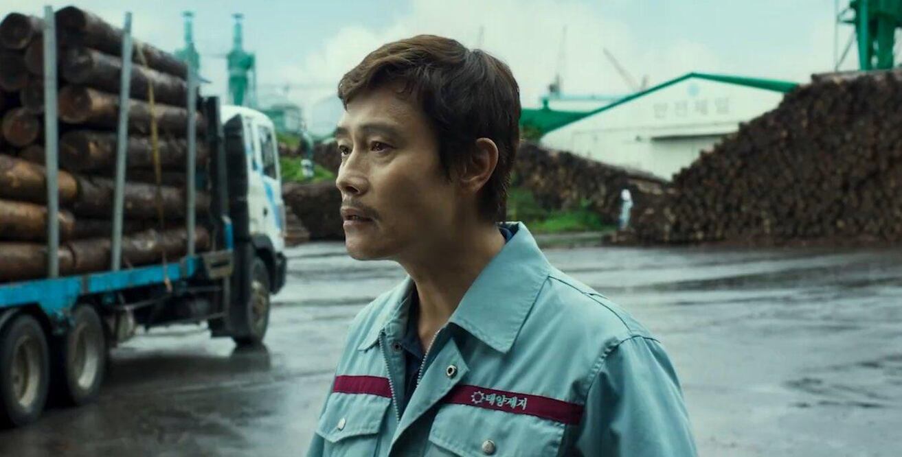 Lee Byung-hun (Man-su), en La única opción, interpreta a un hombre humillado cuyo despojo laboral lo empuja a una venganza metódica.