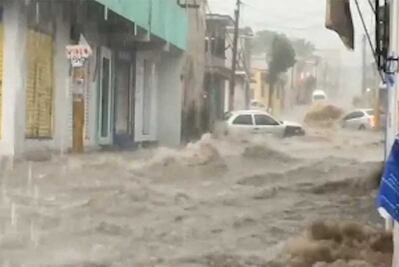 Tormenta deja torrente de agua que arrastra vehículos en Tultepec