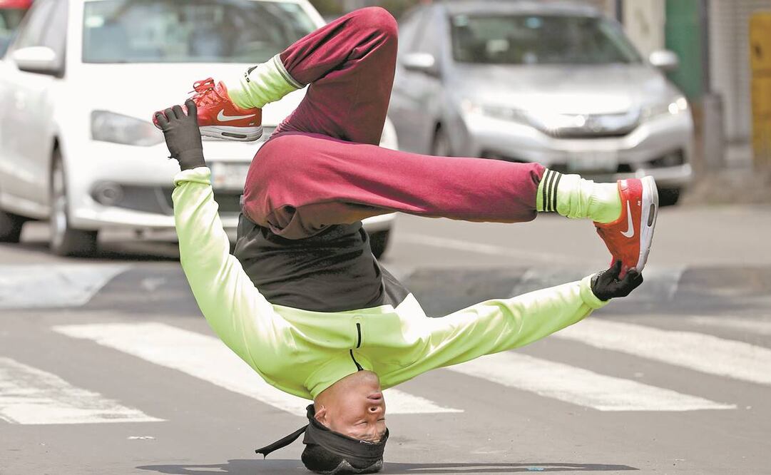 Después de meses de confinamiento, la vida retorna a los cruceros de la capital. Un ejército de limpiaparabrisas, vendedores de todo tipo de artículos y de artistas callejeros se han apoderado otra vez de esos espacios. Fotos: BERENICE FREGOSO