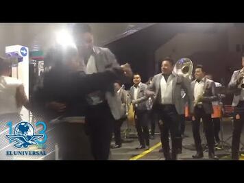 Banda ameniza espera por desabasto de gasolina en Michoacán