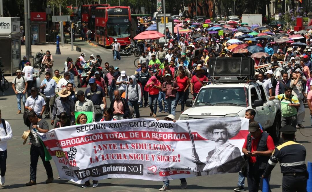 Maestros de la CNTE encabezan marcha hacia el Hemiciclo a Juárez. Foto: Carlos Mejía/EL UNIVERSAL 