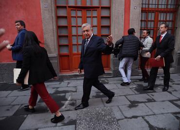 Camina AMLO de Palacio Nacional a escuela para inaugurar ciclo escolar