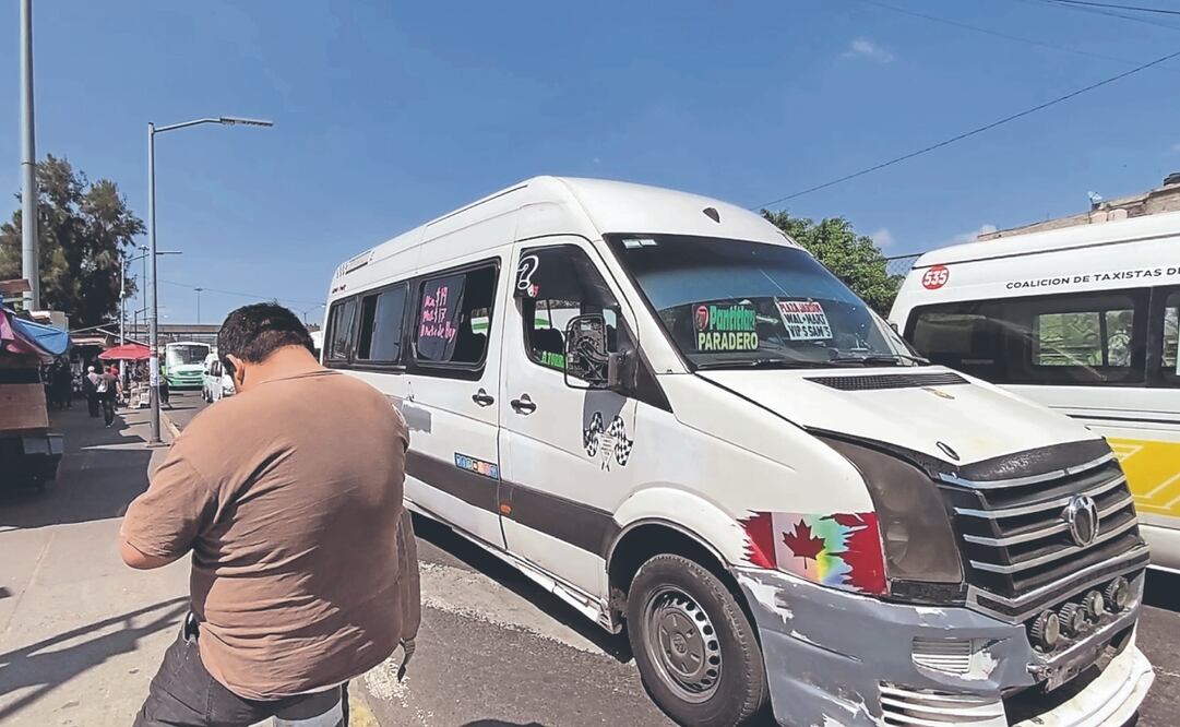 Choferes escribieron en algunas de las unidades la nueva tarifa del pasaje para informar a los usuarios. Foto: de EMILIO FERNÁNDEZ. EL UNIVERSAL