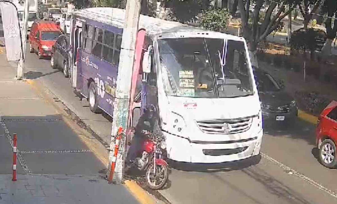 Conductor arrollado tras caer de su motocicleta. Foto: Captura de video