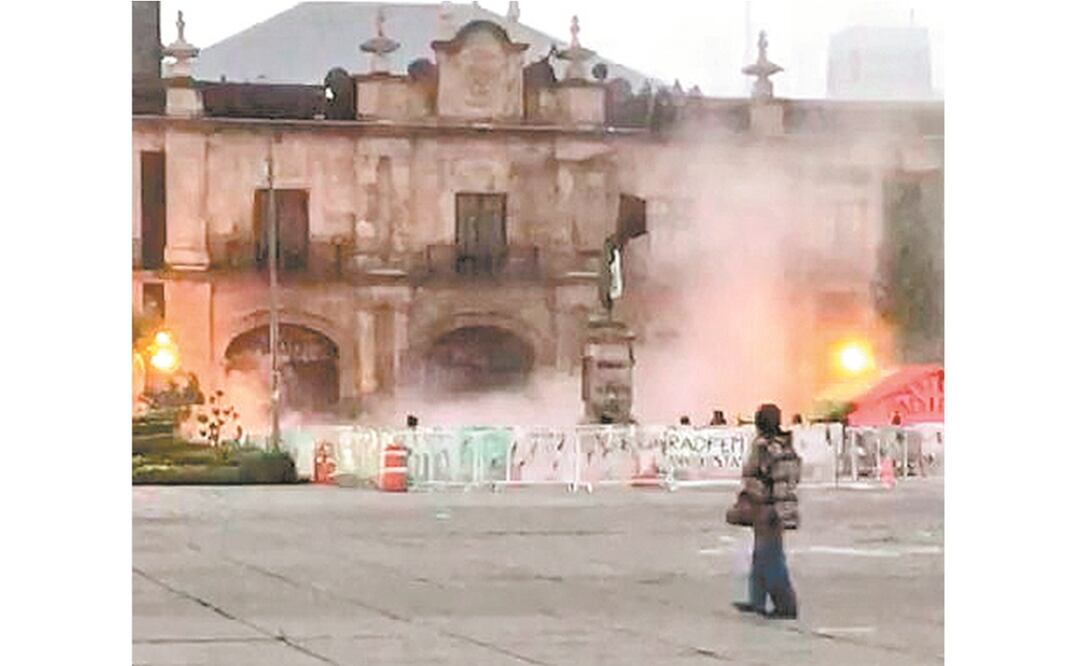 Por la madrugada, feministas lanzaron bombas molotov al edificio. Foto: ESPECIAL