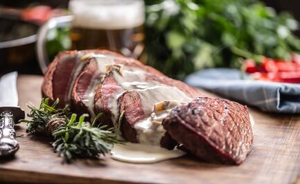Filete de res Angus a la mantequilla de aromáticos con salteado de hongos y crema de tres quesos