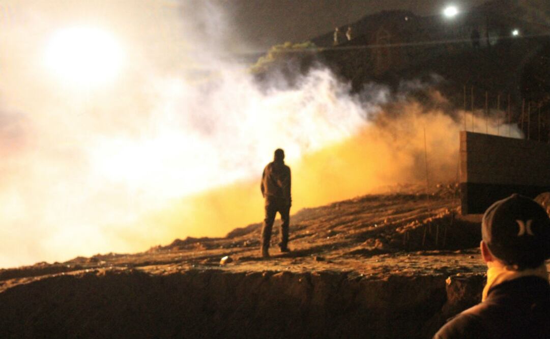 A última hora del lunes, unos 150 inmigrantes se reunieron en la frontera de Tijuana para intentar ingresar a Estados Unidos, según activistas y un testigo de Reuters. FOTO: EFE
