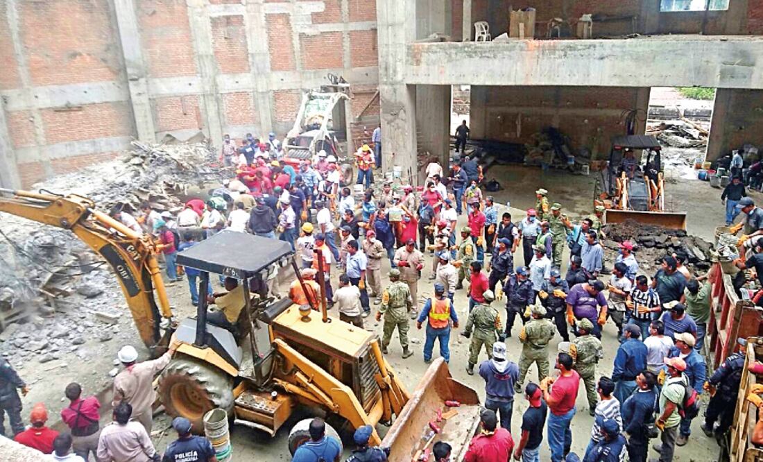 Para rescatar cada uno de los cuatro cuerpos, se requirieron unas tres horas debido a lo pesado y dureza del material que se tuvo que romper, cortar y retirar (QUADRATÍN)