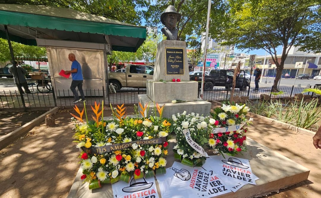 En el acto de homenaje a la memoria del periodista, en el que se depositaron ofrendas florales ante su busto. | Foto: Especial.