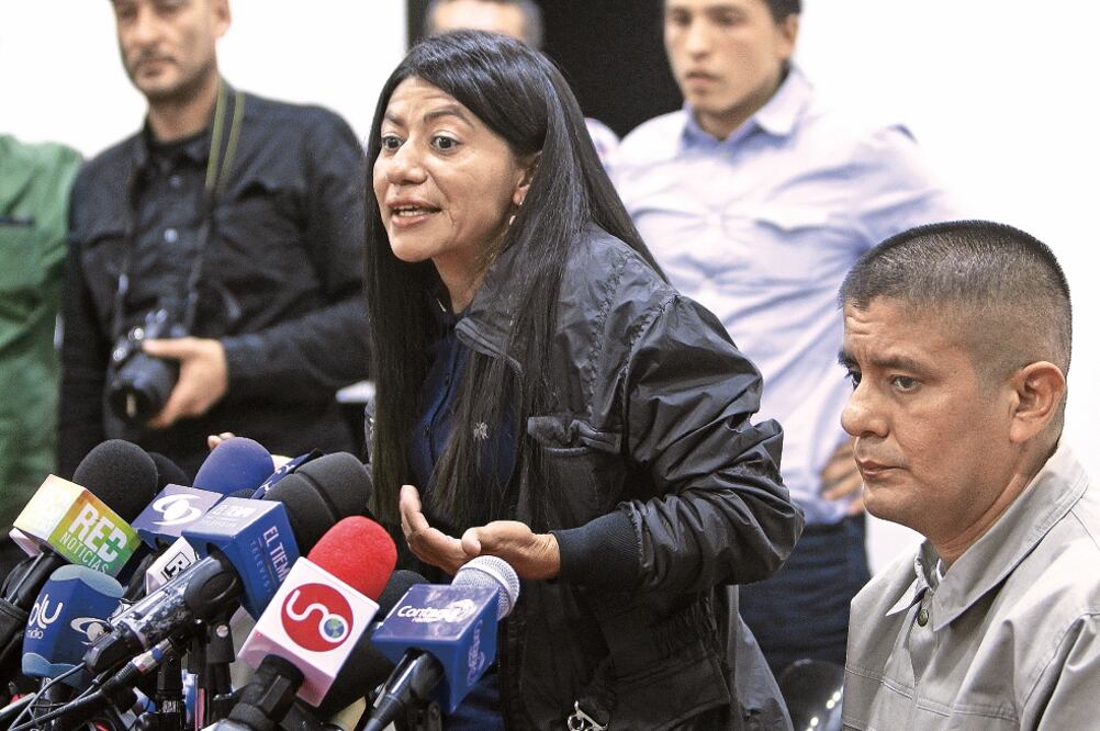 Dos de los guerrilleros indultados: Sandra Patricia Isaza y Carlos Antonio Ochoa, durante una rueda de prensa, ayer en Bogotá (MAURICIO DUEÑAS CASTAÑEDA. EFE)