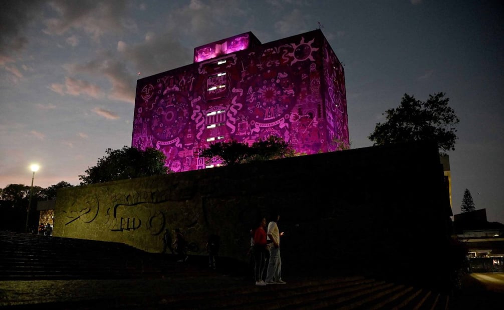 En el marco del 8M Día Internacional de la Mujer, la UNAM iluminó de morado la Biblioteca Central y el Estadio Olímpico Universitario. Foto: Especial