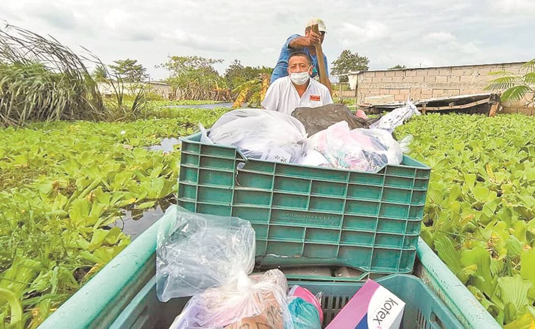 Don José y sus familiares rentan una balsa para repartir despensas todos los días. Foto: ESPECIAL