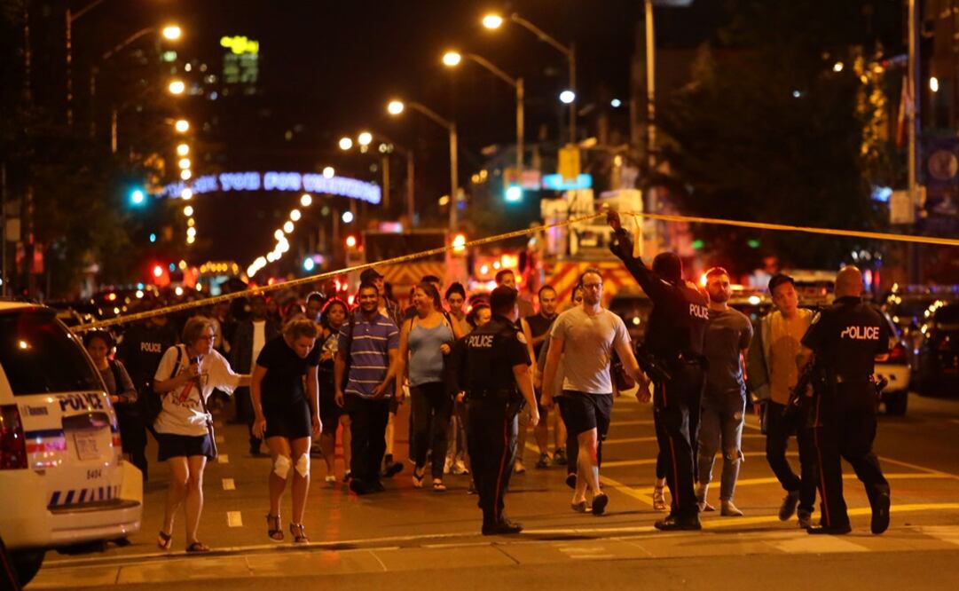Personas abandonando el área acordonada por la policía luego del tiroteo en la zona. Foto: Reuters