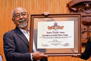 Leonardo Padura recibe Honoris Causa de la Universidad de Guadalajara en la FIL