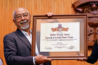Leonardo Padura recibe Honoris Causa de la Universidad de Guadalajara en la FIL
