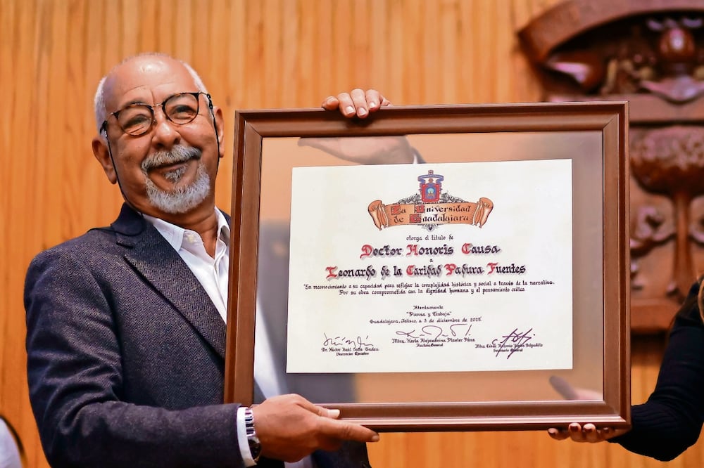 El autor cubano Leonardo Padura muestra el reconocimiento que recibió en el marco de la FIL Guadalajara. Foto: de Fil guadalajara