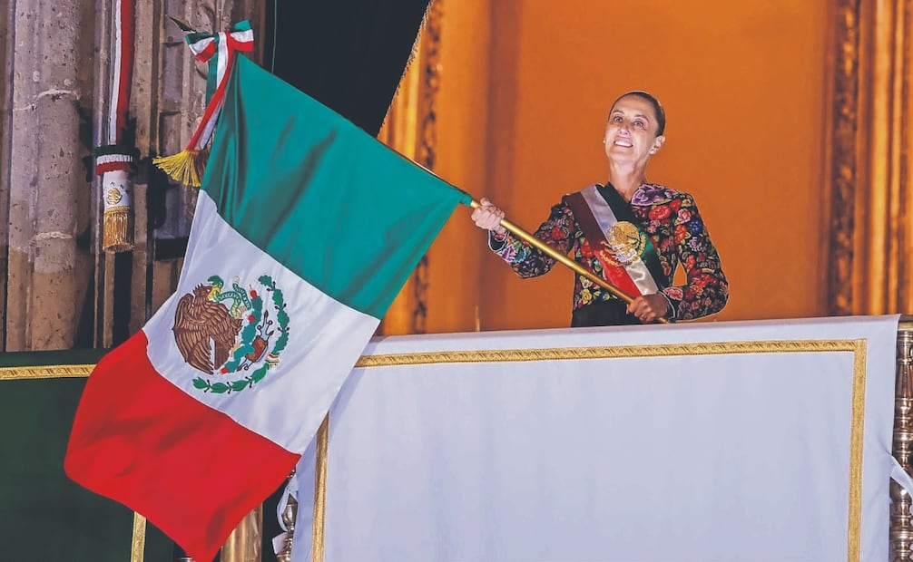 La presidenta Claudia Sheinbaum ondeó la Bandera de México frente a unas 300 mil personas reunidas en la Plaza de la Constitución. Foto: Diego Simón Sánchez/ EL UNIVERSAL