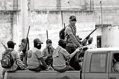 Sigue la búsqueda de 16; hallan restos de uno