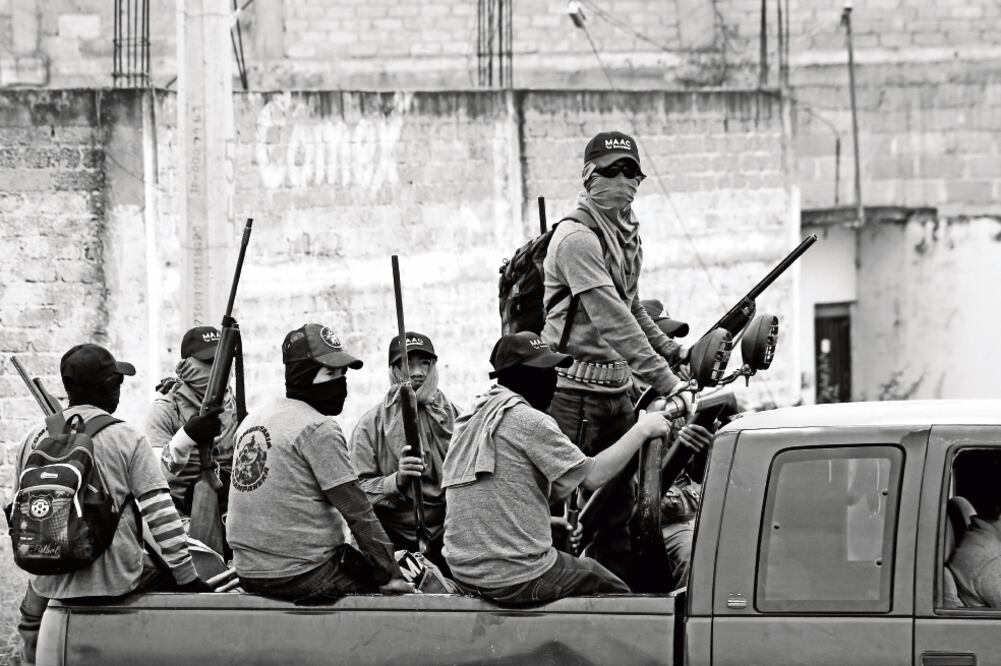 Un grupo de personas, hartos del ataque a los civiles por el crimen organizado que azota el área, conformaron la Policía Comunitaria de Teloloapan, Guerrero (OBTURADORMX JESUS DORANTES.)