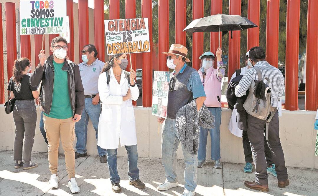 Una veintena de investigadores y estudiantes del Cinvestav se manifestaron en San Lázaro, en contra de la extinción de 109 fideicomisos, 32 dedicados a ciencia. Foto: JUAN BOITES/EL UNIVERSAL
