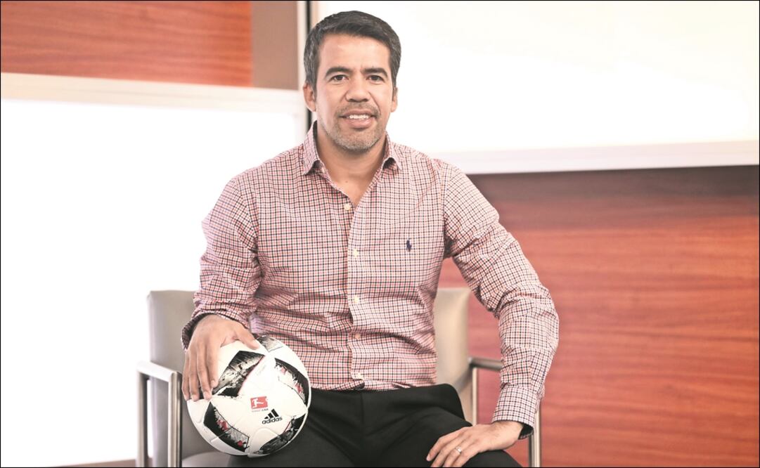 Pavel Pardo en una visita que realizó a México como embajador de la Bundesliga. Foto: ARCHIVO EL UNIVERSAL