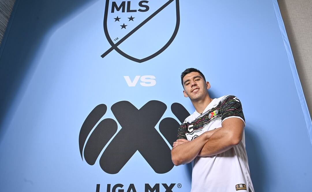 Jesús Angulo posando con los logos de la Liga MX y la MLS - FOTO: Imago7
