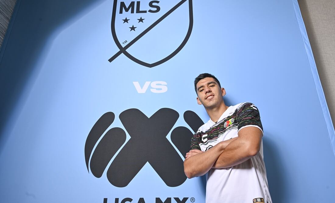 Jesús Angulo posando con los logos de la Liga MX y la MLS - FOTO: Imago7