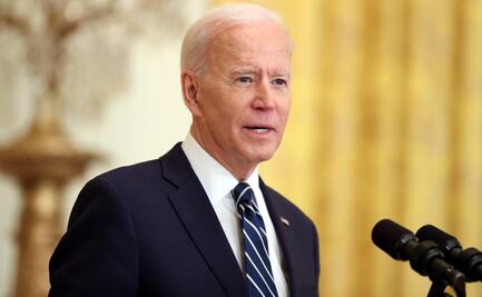Biden promete que EU pondrá 200 millones de dosis de vacunas contra Covid antes de mayo