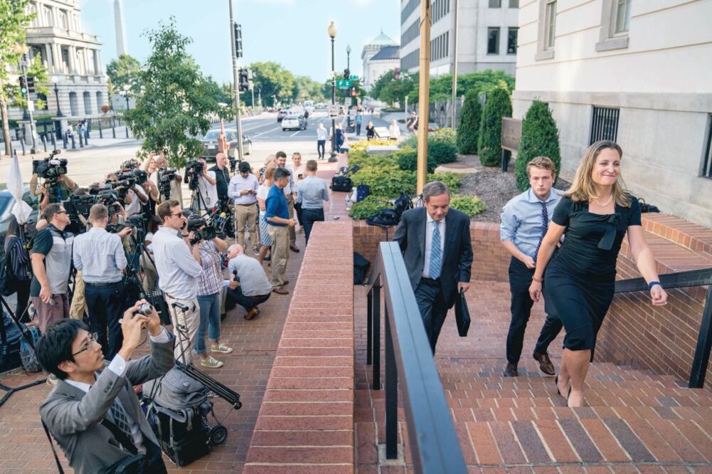 La canciller de Canadá, Chrystia Freeland, a su llegada a las oficinas de la representación comercial de Estados Unidos, en Washington. La ministra dijo que buscan “continuar el trabajo hacia zonas de aterrizaje en varias áreas” (ANDREW HARNIK. AP)