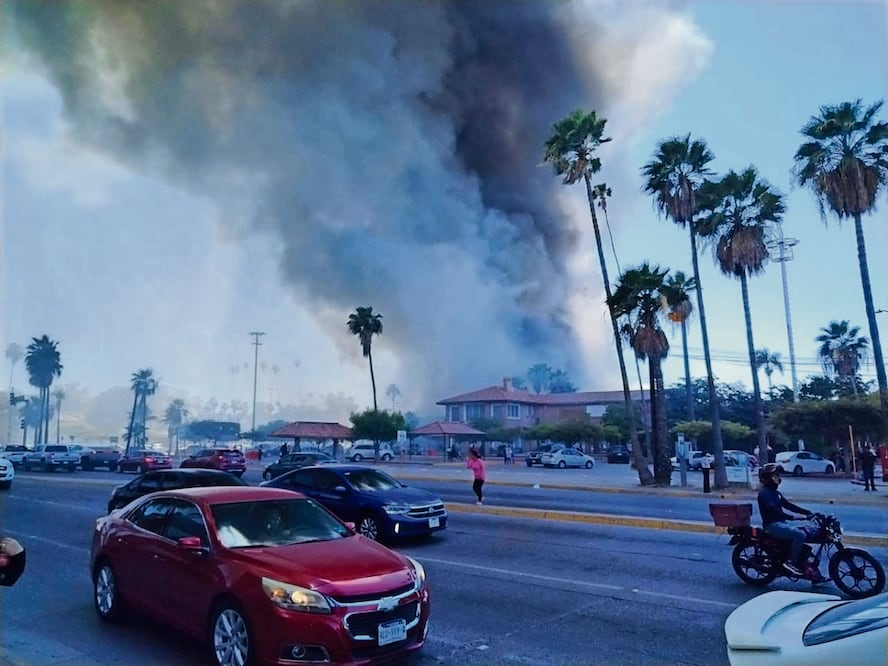 Decenas de personas huyeron en medio del miedo y el pánico del centro comercial. Foto: Especial