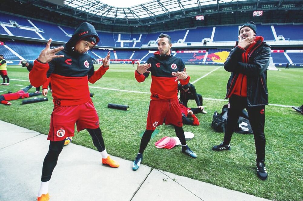 Yasser (derecha) ha estado con el equipo fronterizo para dar ánimo y consejos (TWITTER)